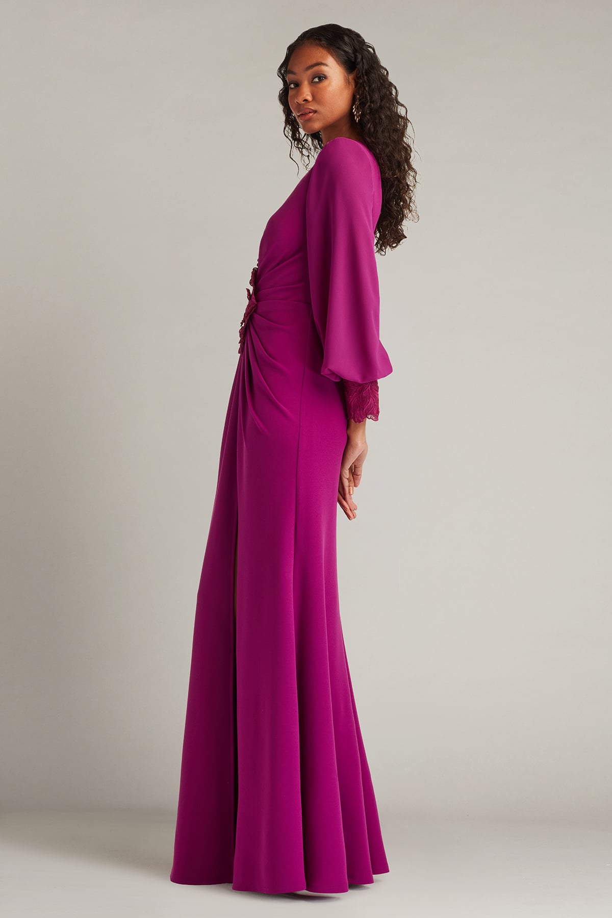 TADASHI SHOJI パープル刺繍ノースリーブワンピース Tadashi Shoji Spring/Summer 2025 Preview | Tadashi Shoji