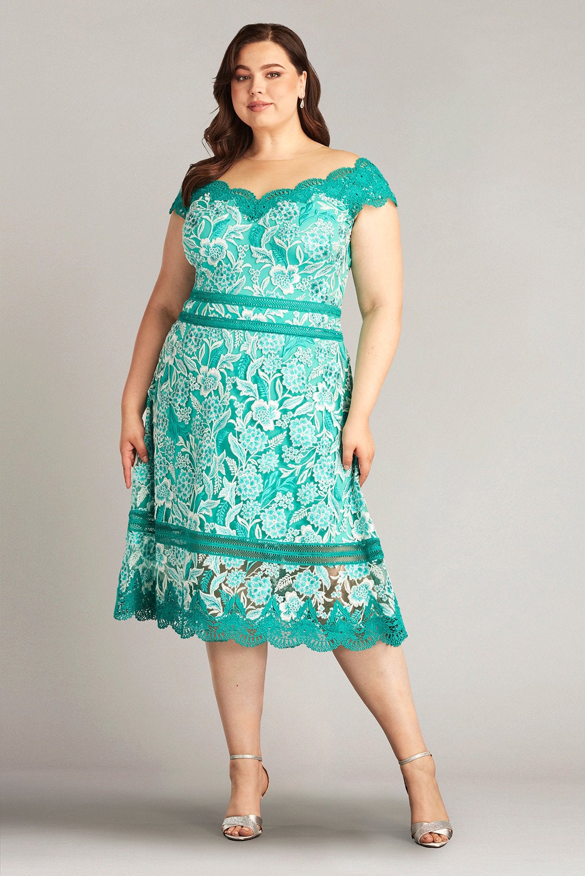 TADASHI SHOJI　ノースリーブワンピース　レース刺繍　花柄　size2 Tadashi shoji 花刺繍のピンクベージュノースリーブワンピース S