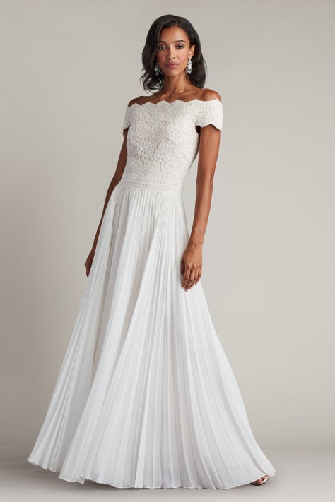 spanish-lace-cape-dress-zuhair-murad-bridal-spring-2020-wedding-dress-trends-thomas-nutzl  - Mango Muse Events